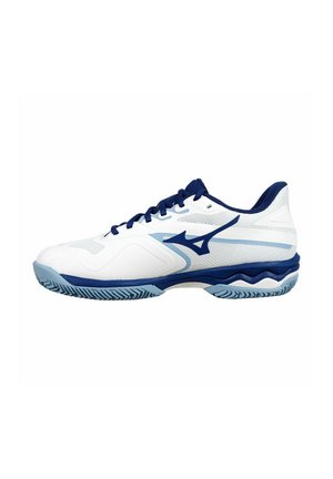 Weißer Sportschuh mit navyblauen Akzenten, ausgestattet mit einem Obermaterial aus Mesh, einer strukturierten Sohle und einem markanten Wellenmuster in der Zwischensohle.