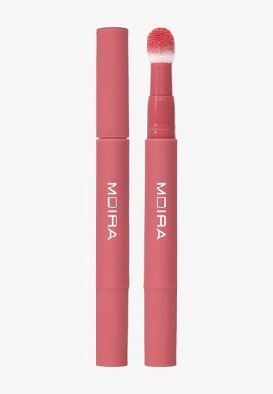 Deux sticks de teint à lèvres Moira roses, l'un fermé et l'autre ouvert montrant un applicateur-éponge avec un pigment rose dégradé.