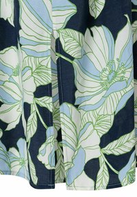 Stoff mit floralem Muster, großen blauen und weißen Blumen auf einem dunklen Marinehintergrund, ergänzt durch grüne Blattränder und gestickte Nahtdetails.