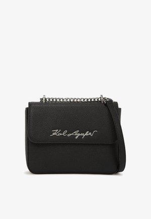 Czarna, ziarnista torba na ramię wykonana ze skóry z srebrnym łańcuszkiem i logo "Karl Lagerfeld" na przedniej klapie, z regulowanym paskiem.