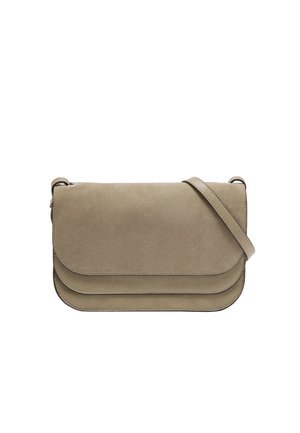 Torebka na ramię z zamszu w kolorze taupe z klapką i warstwowym designem, wyposażona w cienki, regulowany pasek na ramię.