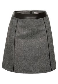 Jupe patineuse à motif chevrons noir et blanc avec une ceinture en cuir synthétique noir et des coutures verticales sur les panneaux avant.