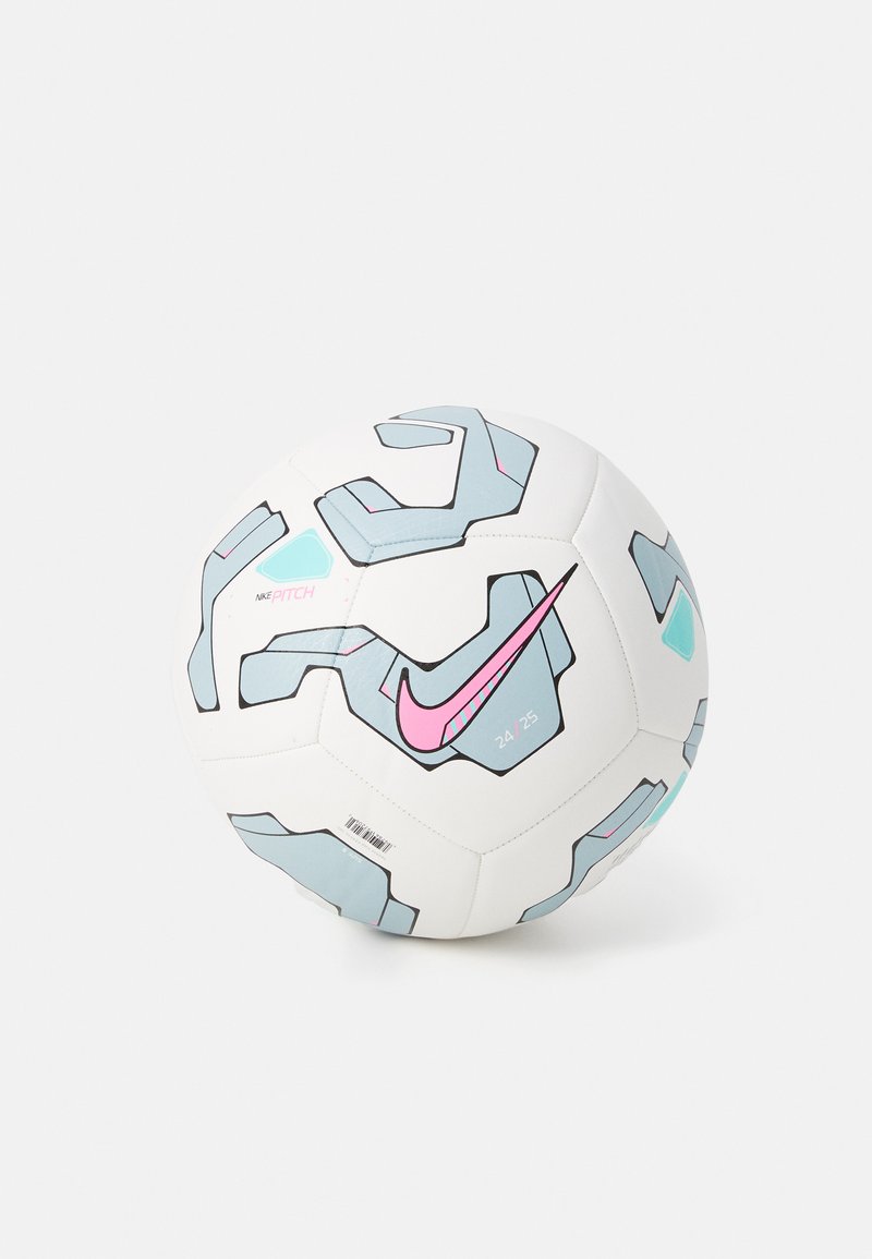 Fotbal Nike má bílý povrch s geometrickými modrými a růžovými akcenty, hladkou texturu a výrazné logo Nike.
