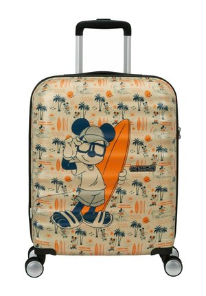 Valise rigide avec une souris dessinée portant une casquette et des lunettes, tenant une planche de surf orange, entourée de palmiers et d'un motif de planches de surf.