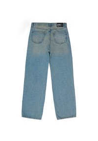 Jasnoniebieskie dżinsy o prostym kroju, pięć kieszeni, z lekko zmechaconym wzorem; widoczna metka marki na tylnym pasku.
