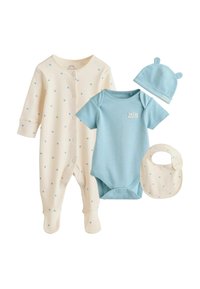 Babybekleidungsset bestehend aus einem cremefarbenen Fußsack mit blauen Sterneprints, einem hellblauen Kurzarm-Body, einer passenden Mütze und einem Lätzchen.
