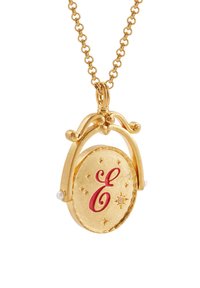 Zlata ogrlica z ovalno medaljonom, na katerem je rdeča pisana črka "E", obdana z majhnimi zvezdastimi vzorci, na vsaki strani pa je biser.