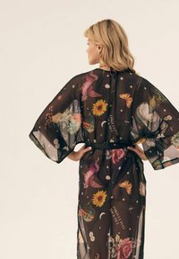 Czarny, przejrzysty kimono z żywymi kwiatowymi i zwierzęcymi wzorami, z szerokimi rękawami, wiązaniem w talii i kolorowymi motywami na całej powierzchni.