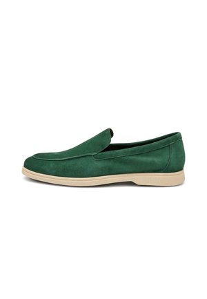 Mocassino slip-on in camoscio verde con suola in gomma beige, tacco basso e dettagli di cuciture minime, mostrato dal lato sinistro su sfondo bianco.