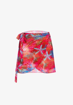 Jasnoróżowa spódnica kopertowa z wzorami niebieskich rozgwiazd, korali i łańcuchów, zawiązana w talii długim paskiem po lewej stronie.