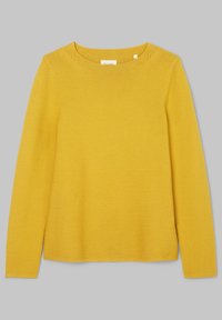 Pull en maille jaune à manches longues avec col rond et motif texturé fin, présenté sur fond gris.