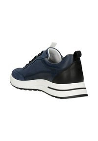 Modré kožené tenisky s zaoblenou špičkou, bílou mezipodešví, černým podpatkem a texturovaným povrchem. Obsahují černé tkaničky a poutko na jazyku.