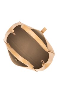 Borsa tote in pelle color tan con apertura ampia, texture liscia e due manici robusti. L'interno presenta una leggera fodera marrone senza scomparti.