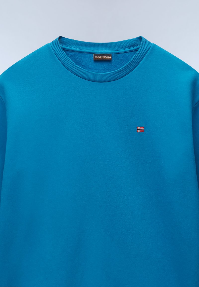Turkusowy sweatshirt z prążkowanym dekoltem, miękką teksturą i małym haftowanym detalem flagi Norwegii na lewej piersi.