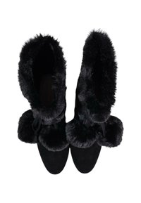 Černé vysoké kozačky se zateplením z měkké kožešiny, hladkým semišovým povrchem a vázanými detaily na vršku. Zaoblená špička, měkký povrch.