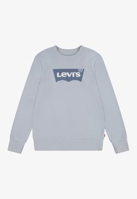 Sweatshirt bleu clair à col rond avec des manches longues et un logo Levi's bleu foncé centré sur la poitrine.