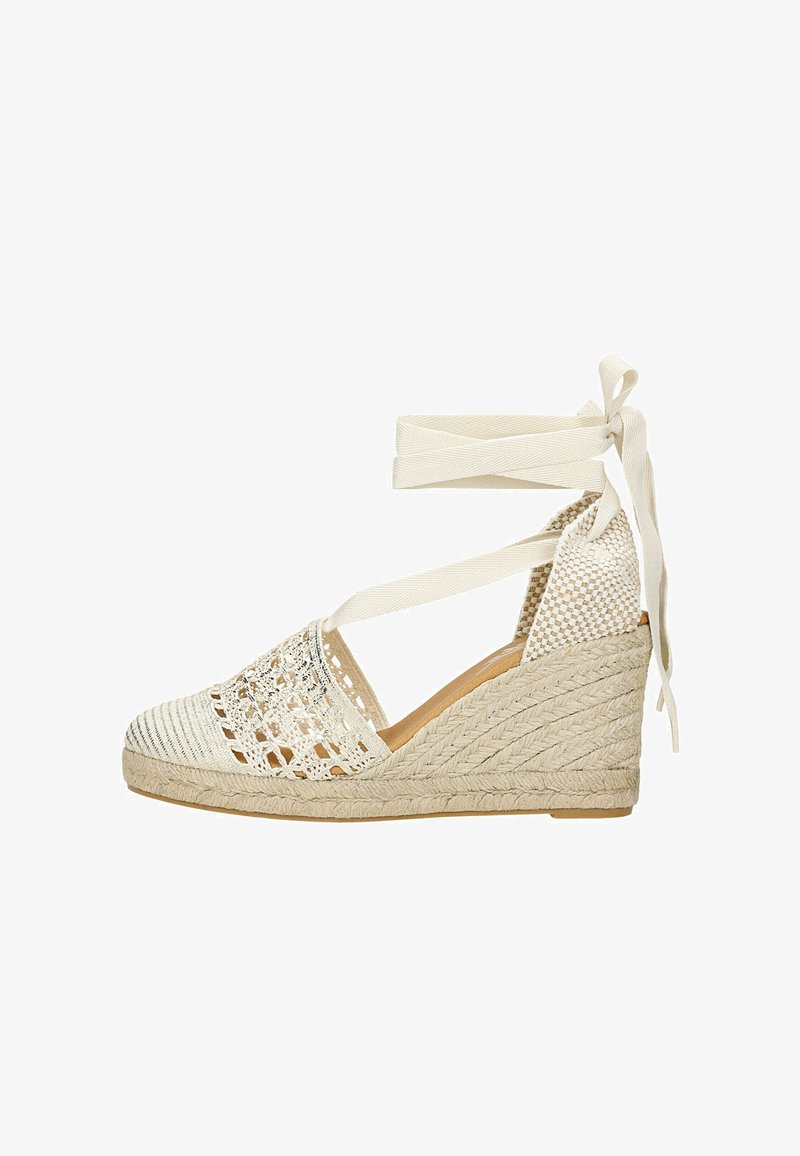 Espadrilles bianche con zeppa, dettagli in pizzo, suola in pura juta intrecciata e lacci in tessuto per la caviglia. Presentano una punta chiusa e accenti testurizzati.