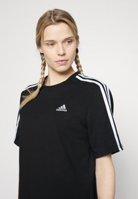 adidas Sportswear ESSENTIALS 3-STRIPES SINGLE BOYFRIEND - Trikotāžas kleita - black