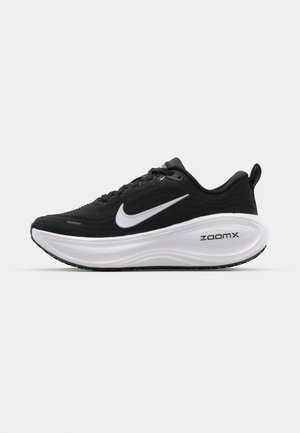 Nike Performance VOMERO PLUS - Chaussures de running sur route - black/white/cool grey/metallic dark grey/summit white