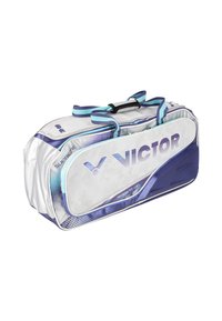 Suuri valkoinen ja violetti urheilulaukku, jossa on siniset kahvat, etutasku vetoketjulla ja "VICTOR"-brändäys sivussa.