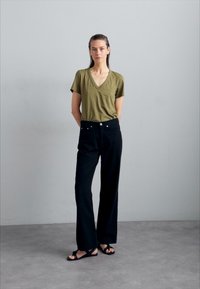 rag & bone THE SLUB VEE - Lihtne T-särk - military