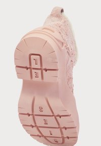 Rózsaszín sneaker talp texturált gumiból, bordázott mintázattal a tapadásért, kiemelkedő méret- és márkainformációkkal.