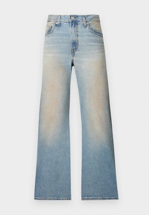 Jean bleu clair taille haute à jambes larges avec détails délavés, fermeture à boutons sur le devant et style à cinq poches sur un fond uni.