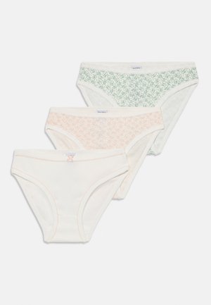 Tre par med dameundertøy i hvit, grønn og fersken. Blomstermønster på de grønne og ferskenfargede parene, med myk stoffkvalitet og elastiske midjebånd.