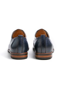 Scarpe eleganti in pelle di colore blu navy con una texture liscia, caratterizzate da una suola intermedia a strisce marroni e un piccolo tacco. Design classico con una forma arrotondata.