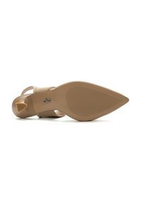 Chaussure à talons hauts beige avec un bout pointu et un dessus texturé. Présente un talon incliné et une semelle en caoutchouc avec des motifs de grip détaillés.