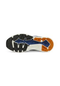 Semelle de chaussure avec une base en caoutchouc noir et blanc, ornée d'accents bleus et oranges, de motifs texturés pour une meilleure adhérence, et d'une marquage Puma bien en vue.