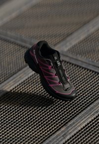 XT-PATHWAY 2 IRIDESCENT UNISEX - Sneaker low - black/hollyhock/plum perfect