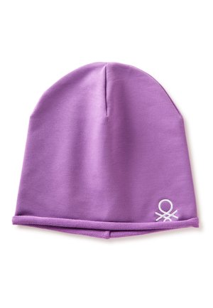 Bonnet violet avec un petit logo blanc brodé près du bord inférieur, posé à plat sur un fond blanc.