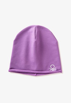 Fialová čepice s malým bílým vyšitým logem blízko spodního okraje, položená na rovné ploše na bílém pozadí.