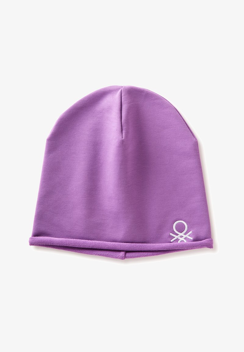 Fialová čepice s malým bílým vyšitým logem blízko spodního okraje, položená na rovné ploše na bílém pozadí.