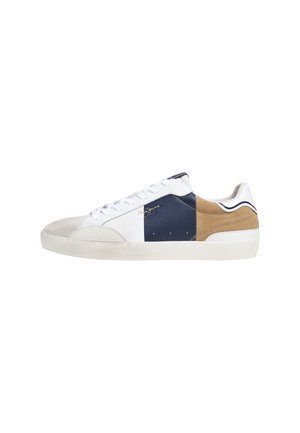 Baskets avec un mélange de cuir blanc, de panneaux en suède bleu marine et beige, une coque de orteil grise, des lacets blancs et une semelle texturée.