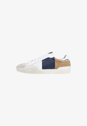 Scarpe da ginnastica con una combinazione di pelle bianca, pannelli in suede blu navy e beige, punta grigia, lacci bianchi e suola texturizzata.