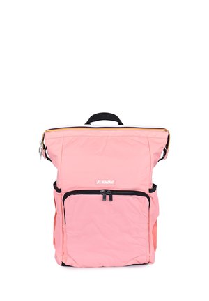 Roze roll-top rugzak met voorvak met ritssluiting, zwart handvat en K-Way logo in het midden aan de voorkant.