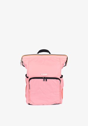 Zaino rosa con apertura a rotolo, tasca frontale con zip, manico nero e logo K-Way al centro davanti.
