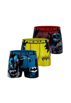 Trois paires de boxers à thème Batman en bleu, jaune et rouge avec le logo Freegun sur la ceinture et des graphismes Batman sur le tissu.