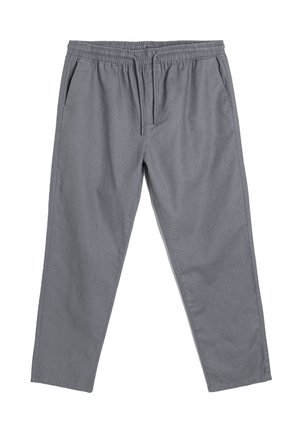 Pantalones de algodón ligeros y grises con una cinturilla elástica, cordón ajustable, bolsillos laterales y piernas ajustadas. Textura suave y diseño minimalista.