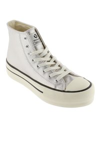 Baskets montantes blanches avec surface texturée, lacets blancs, embout en caoutchouc, bord noir et étiquette de marque "Victoria" sur la languette.