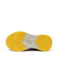 Suela de zapatilla que presenta un diseño de goma texturizada con un color amarillo en los bordes y una entresuela blanca, mostrando intrincados patrones de tracción.