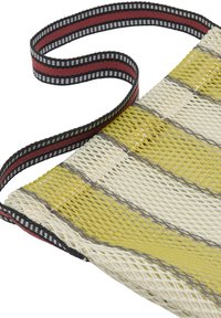 Siatka torba na zakupy w żółte, szare i białe paski. Posiada czarne i czerwone tkane uchwyty. Lekki materiał o otwartym designie.