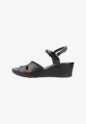 Zwarte wedge sandalen hebben een gestructureerde bovenkant met kruisende banden, een verstelbare enkelband en een gladde, glanzende afwerking.