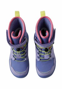 Fioletowe buty outdoorowe z teksturowanym wykończeniem, różowa kołnierz, żółte akcenty, regulowany pasek i jaskrawe zielone sznurówki. Wzmocniona część palców.