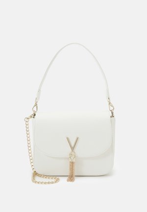 Borsa a mano in ecopelle bianca con tracolla in catena dorata, dotata di pattina frontale, hardware a forma di V e un pon-pon decorativo.