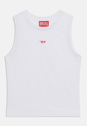 Hvit ermeløs crop top med liten rød Diesel-logo midtstilt under halsringningen og rød Diesel-label inni kragen.