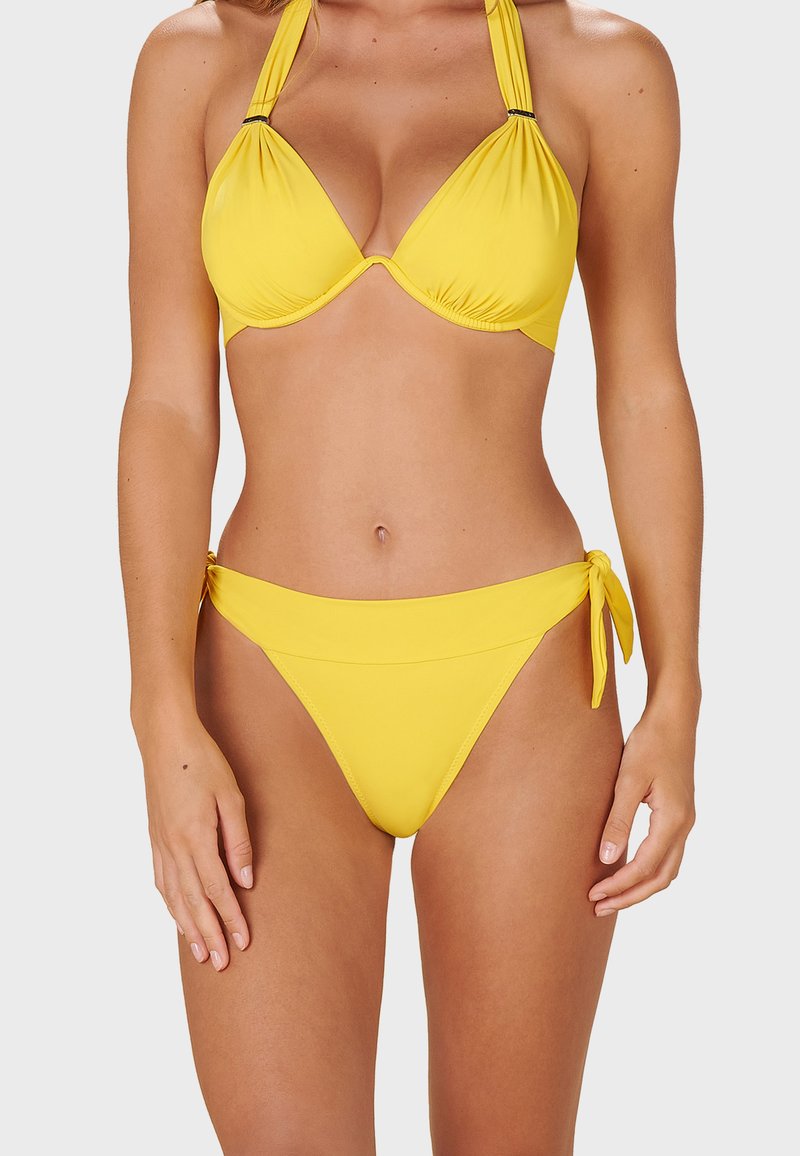 Žlutý bikini set obsahující trojúhelníkový top s zavazovacími ramínky a nastavitelné kalhotky do boků, vyrobený z hladkého, elastického materiálu.