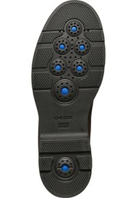 Suela de zapato de goma negra con múltiples agujeros de ventilación azules y patrones texturizados; marcada con "GEOX PATENTE ITALIANA."